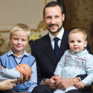 Den 3 desember ble Prins Sverre Magnus født. Kronprinsfamilien viser fram den nyfødte prinsen (Foto: Jo Michael)